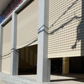 cua cuon nhom khe thoang